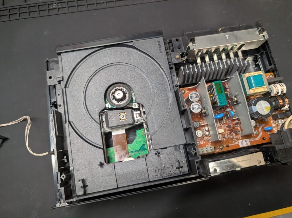 SCPH-18000の組み立て時の写真
ディスクトレイ取り付け後