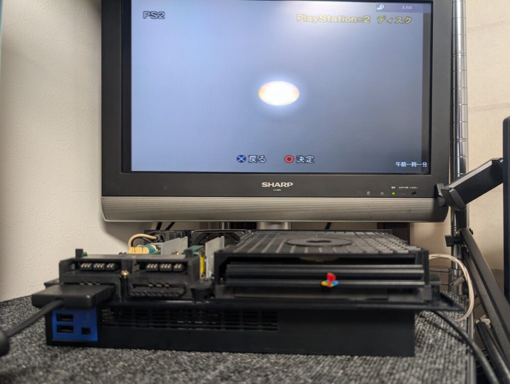 SCPH-18000の動作確認時の写真
本体とモニター画面