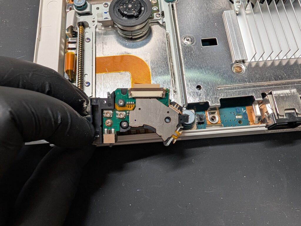 SCPH-70000のピックアップレンズを取り外し時の写真