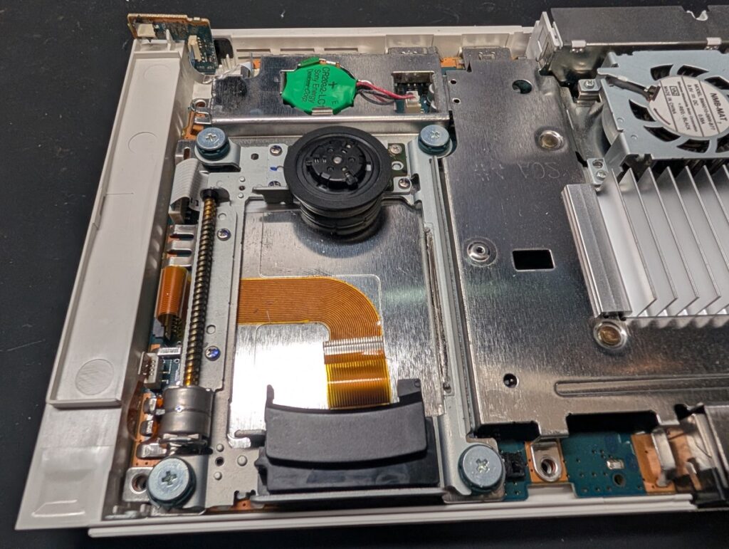 SCPH-70000のピックアップレンズを取り外した後の写真