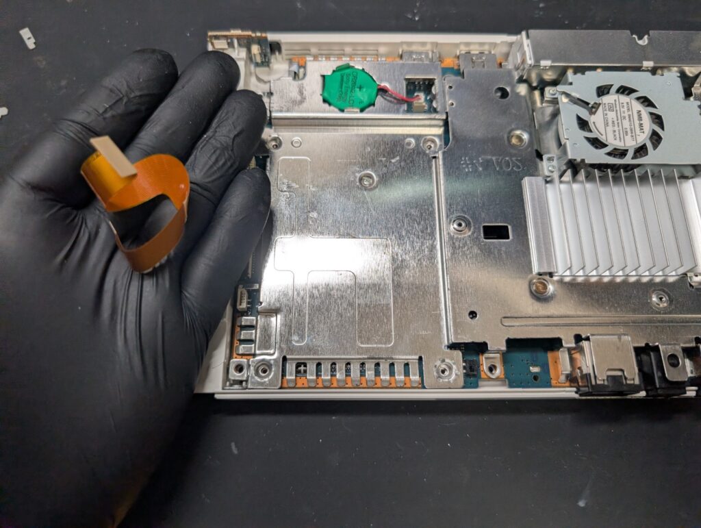 SCPH-70000のピックアップレンズフレキシブルケーブルを剥がした後の写真