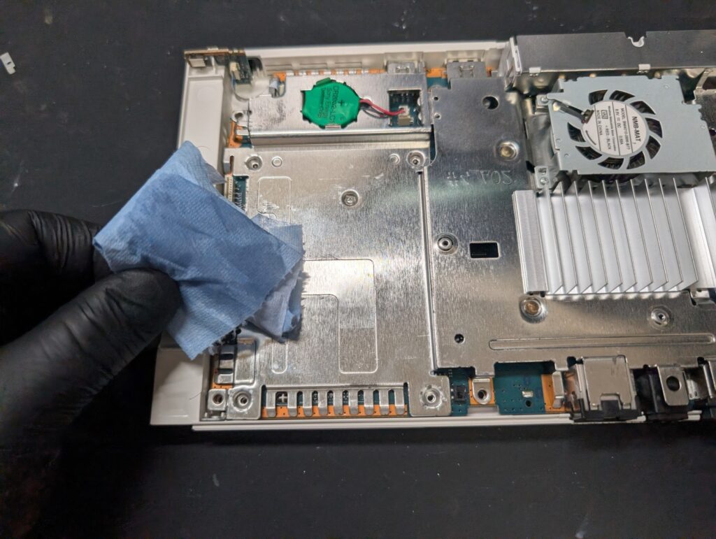 SCPH-70000のピックアップレンズフレキシブルケーブルを剥がした後の清掃時の写真