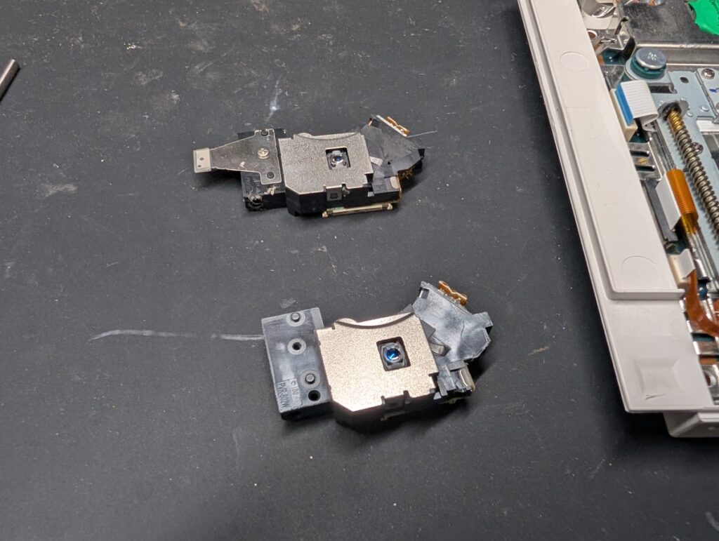 SCPH-70000のピックアップレンズの写真
古いレンズ、新しいレンズの比較