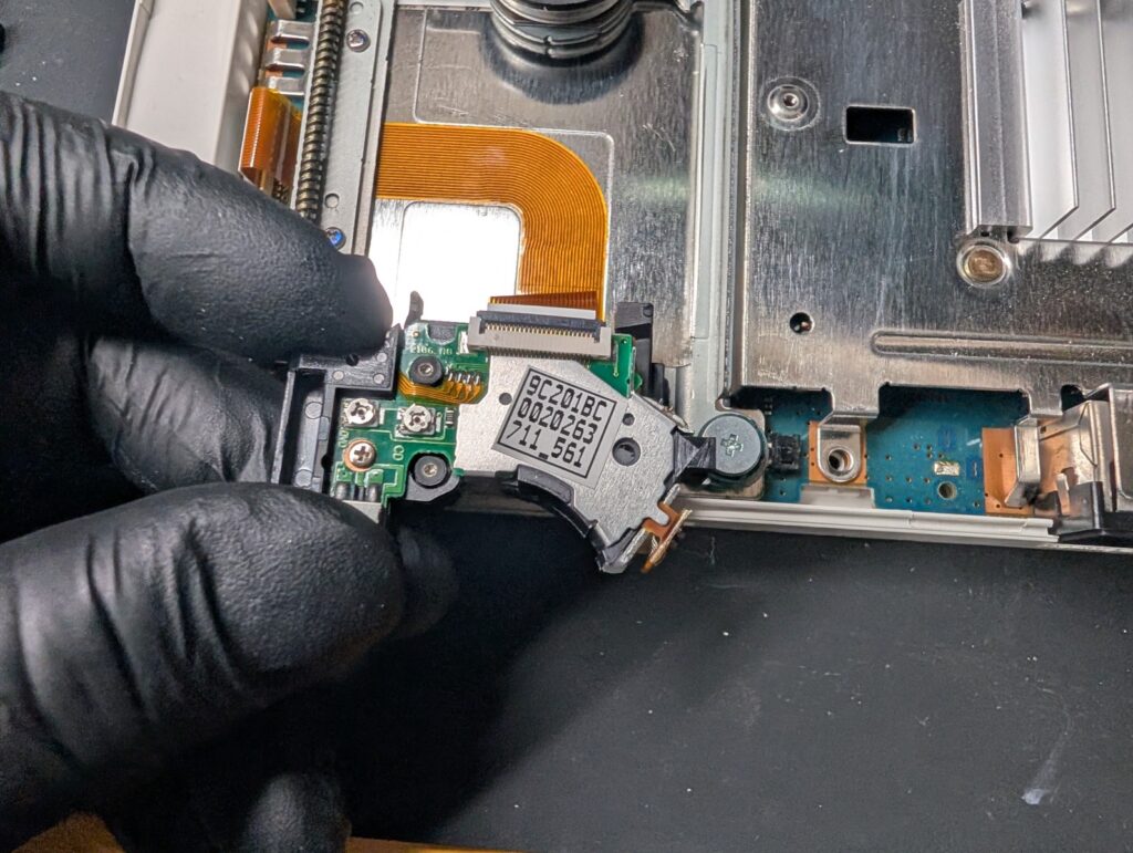 SCPH-70000のピックアップレンズ交換時の写真