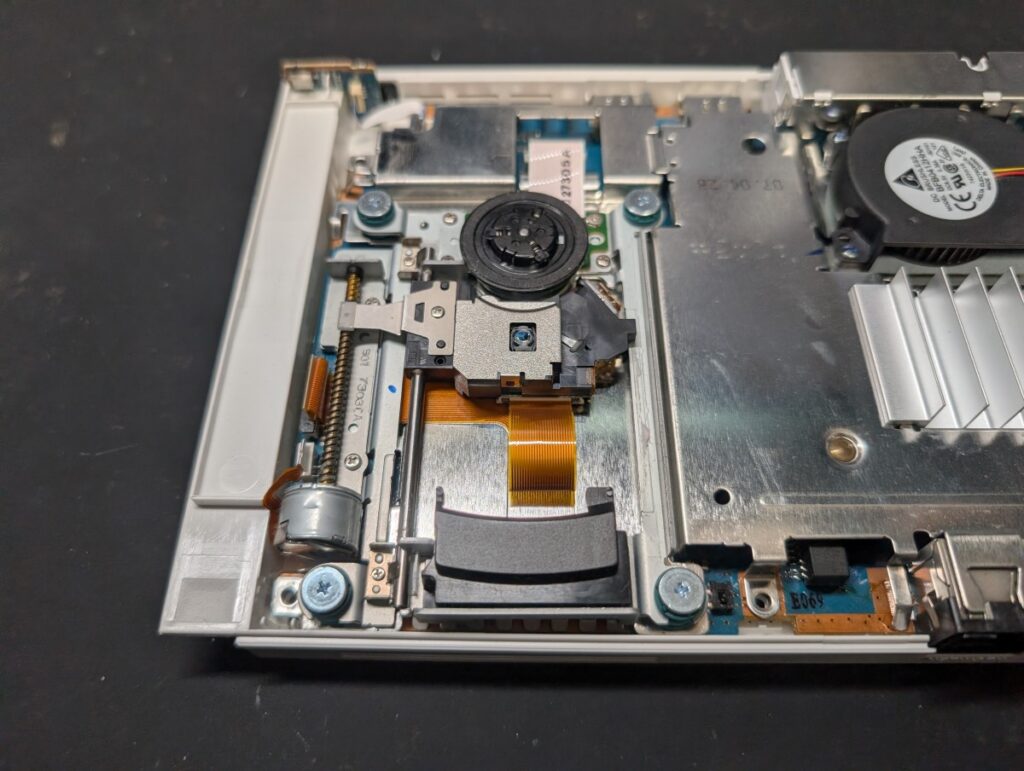 SCPH-77000の故障しているピックアップレンズの写真