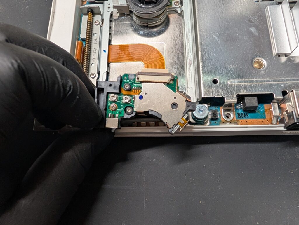 SCPH-77000の古いピックアップレンズを外しているときの写真