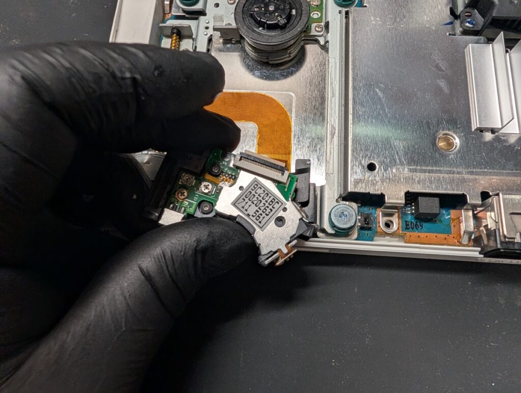 SCPH-77000に新しいピックアップレンズを取り付けているときの写真