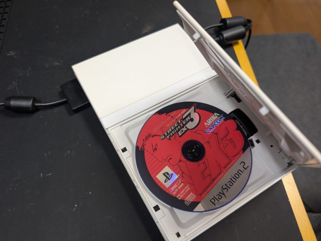 SCPH-77000の本体の写真
ゲームディスクをセットしている画像