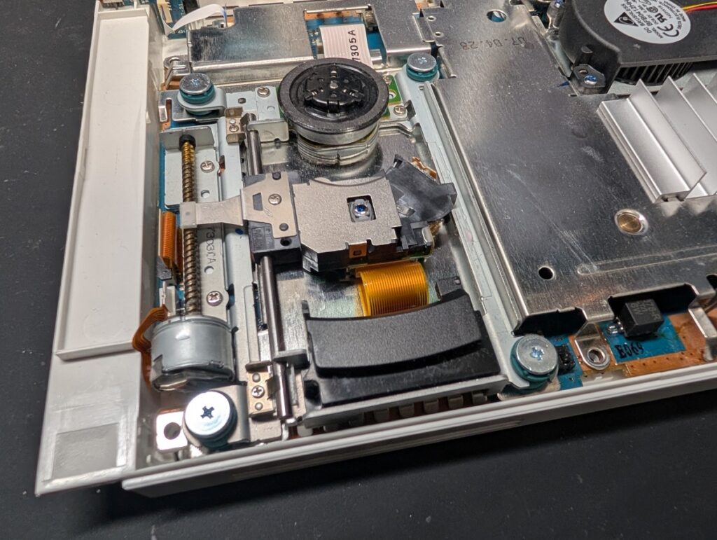 SCPH-77000に新しいピックアップレンズを取り付けて清掃とメンテナンスを行った後の写真