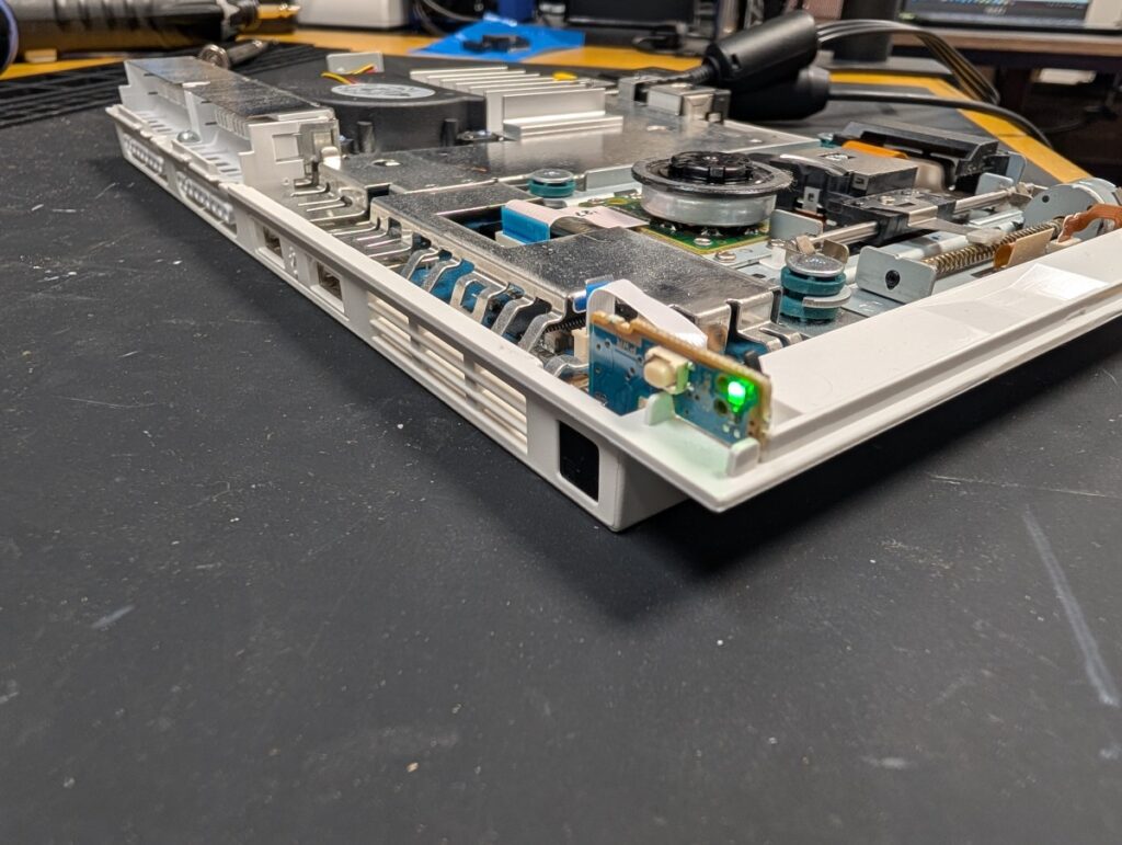 SCPH-77000の起動スイッチの写真
動作確認時の様子