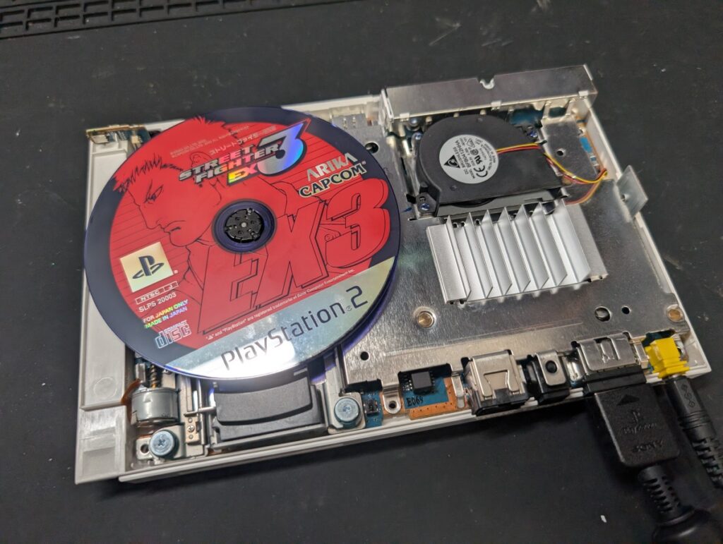 SCPH-77000のピックアップレンズ交換後の動作確認時の様子
