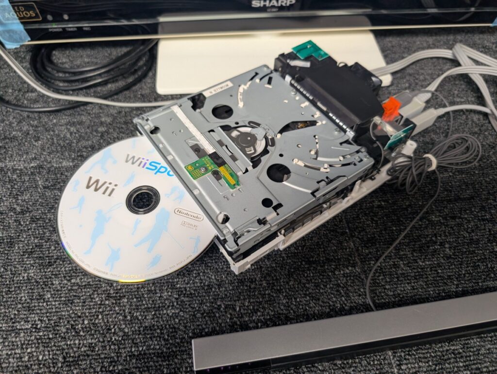 wiiの基板修理後の動作確認時の写真
ゲームディスクを入れている様子