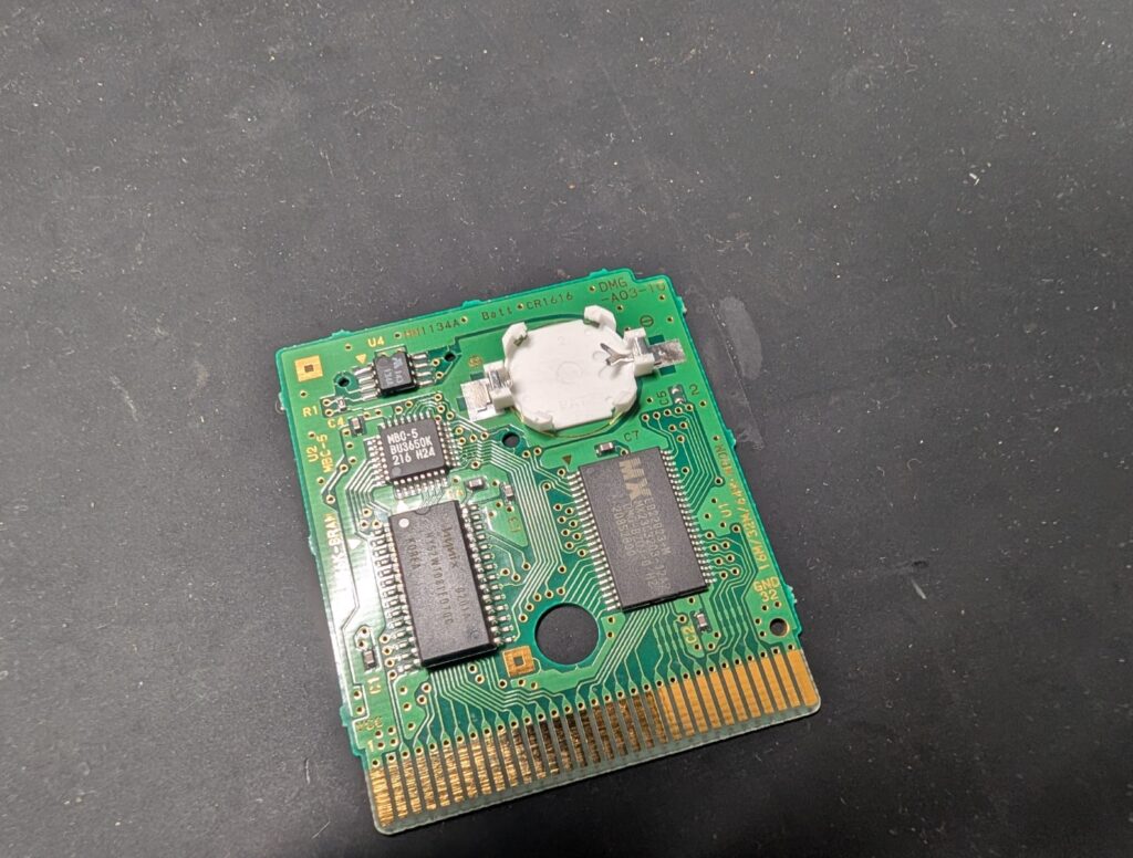 ゲームボーイカラーのカセットにコイン電池ソケットを取り付け時の写真