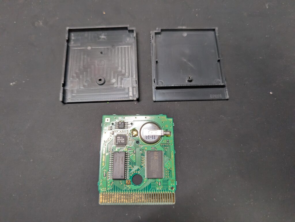 ゲームボーイカラーのカセットの分解時の写真
