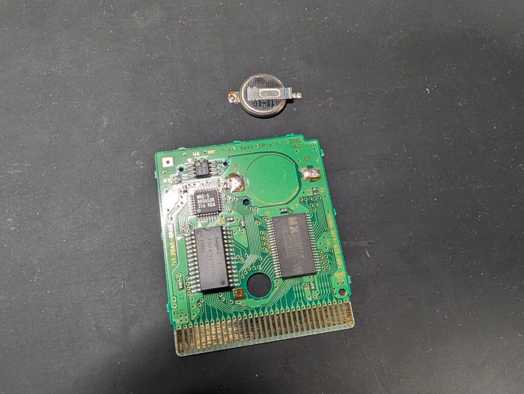 ゲームボーイカラーのカセットの電池を外した後の写真