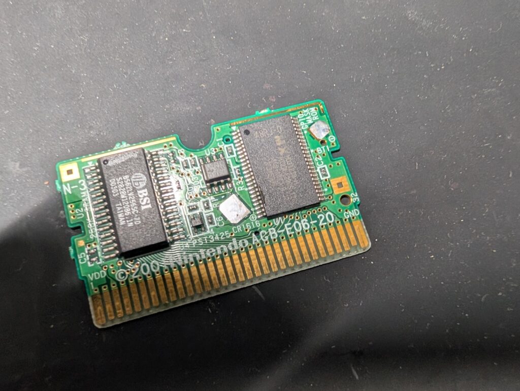 ゲームボーイアドバンスのカセットの基板の清掃後の写真