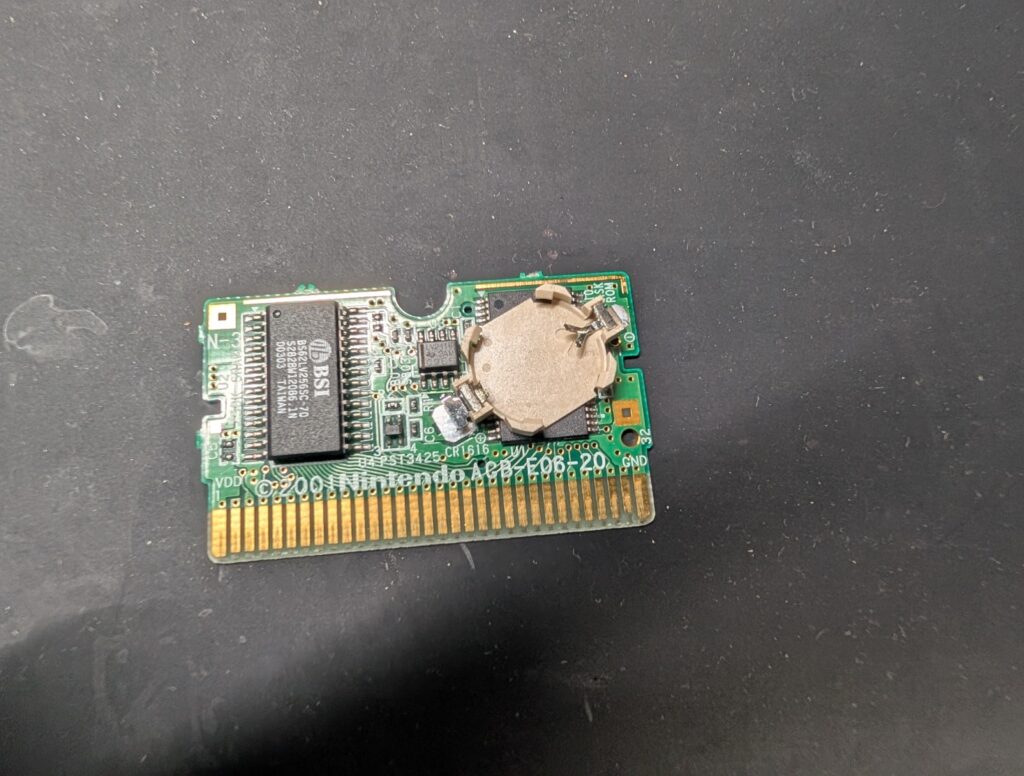 ゲームボーイアドバンスのカセットの基板にコイン電池ホルダーを取り付けている時の写真