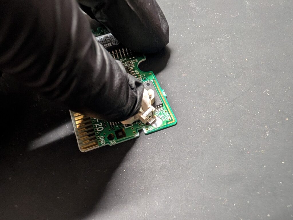 ゲームボーイアドバンスのカセットの基板にコイン電池ホルダーを取り付けている時の写真
反対側