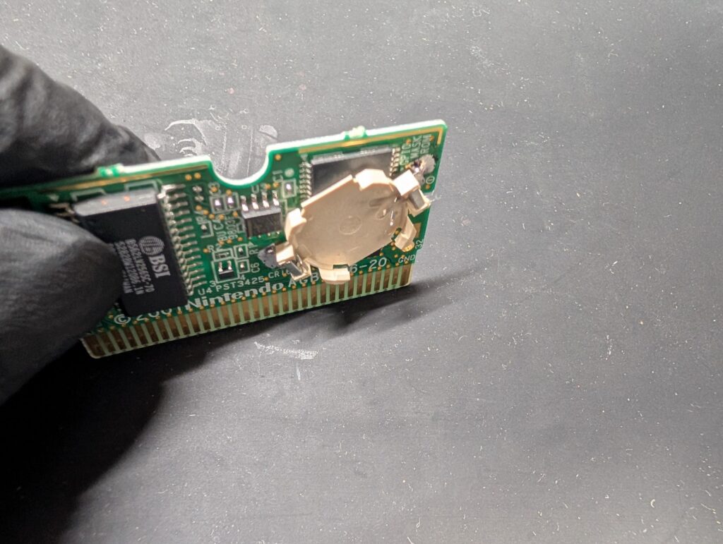 ゲームボーイアドバンスのカセットの基板にコイン電池ホルダーを取り付け後の写真
