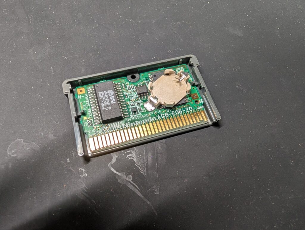 ゲームボーイアドバンスのカセットの基板にコイン電池ホルダーを取り付け後の写真