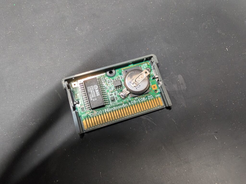 ゲームボーイアドバンスのカセットの内部の写真