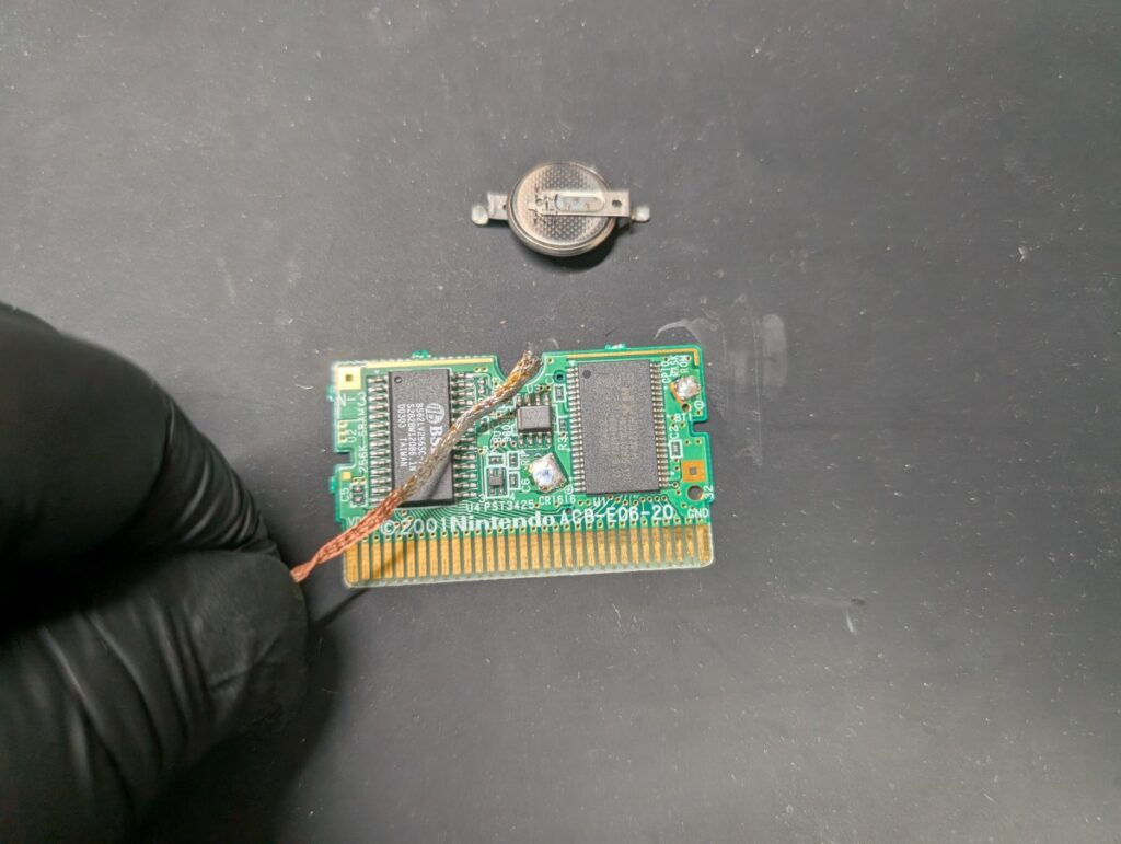 ゲームボーイアドバンスのカセットの基板のハンダを除去している時の写真