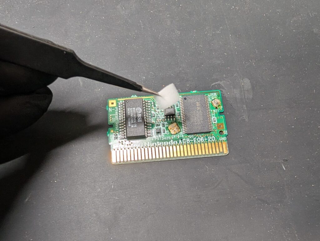 ゲームボーイアドバンスのカセットのハンダ除去後の清掃時の写真