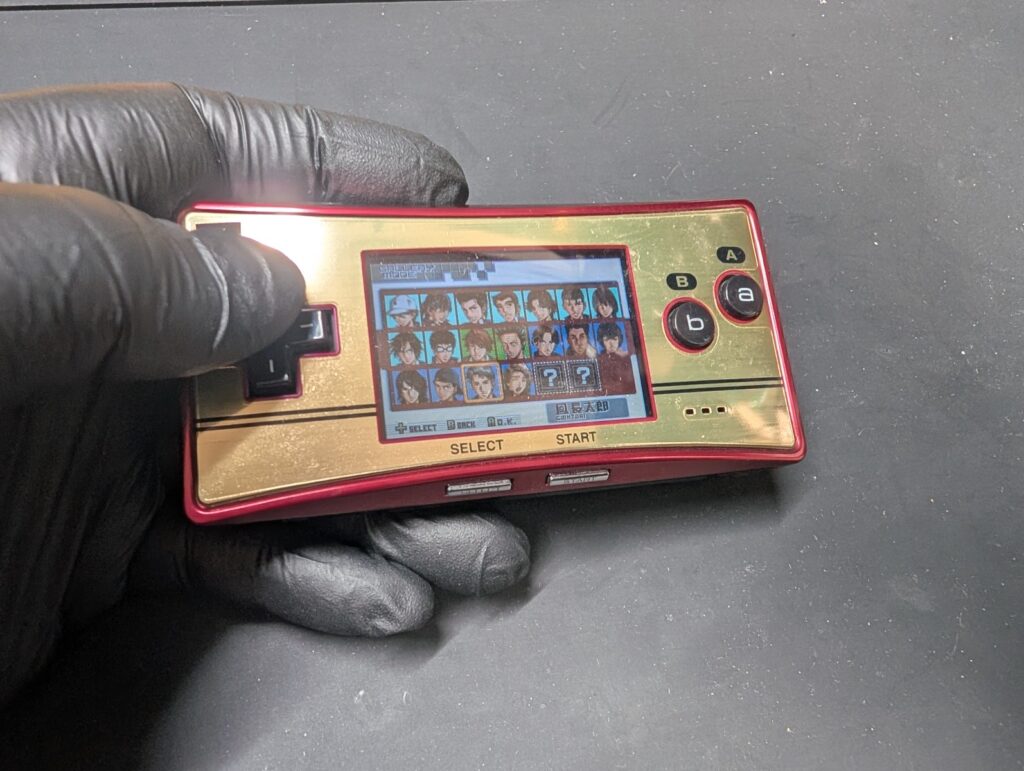 ゲームボーイミクロ、ボタン修理後の動作確認時の様子
ゲームカセットのキャラクター選択画面で動作確認を行っている