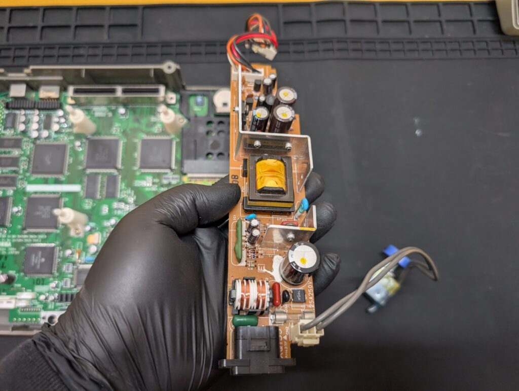 セガサターンの電源基板の写真
修理前の写真