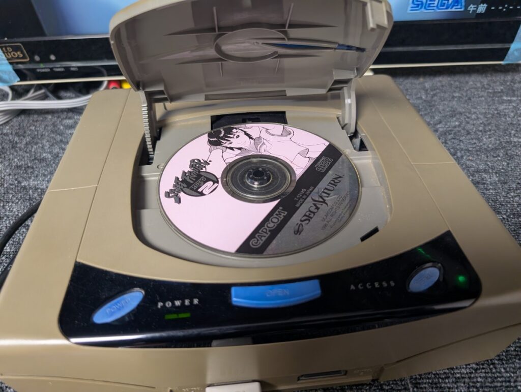 セガサターン本体にゲームディスクをセットした時の写真