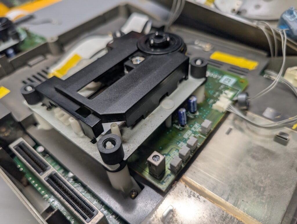 セガサターンのピックアップレンズ調整中の写真