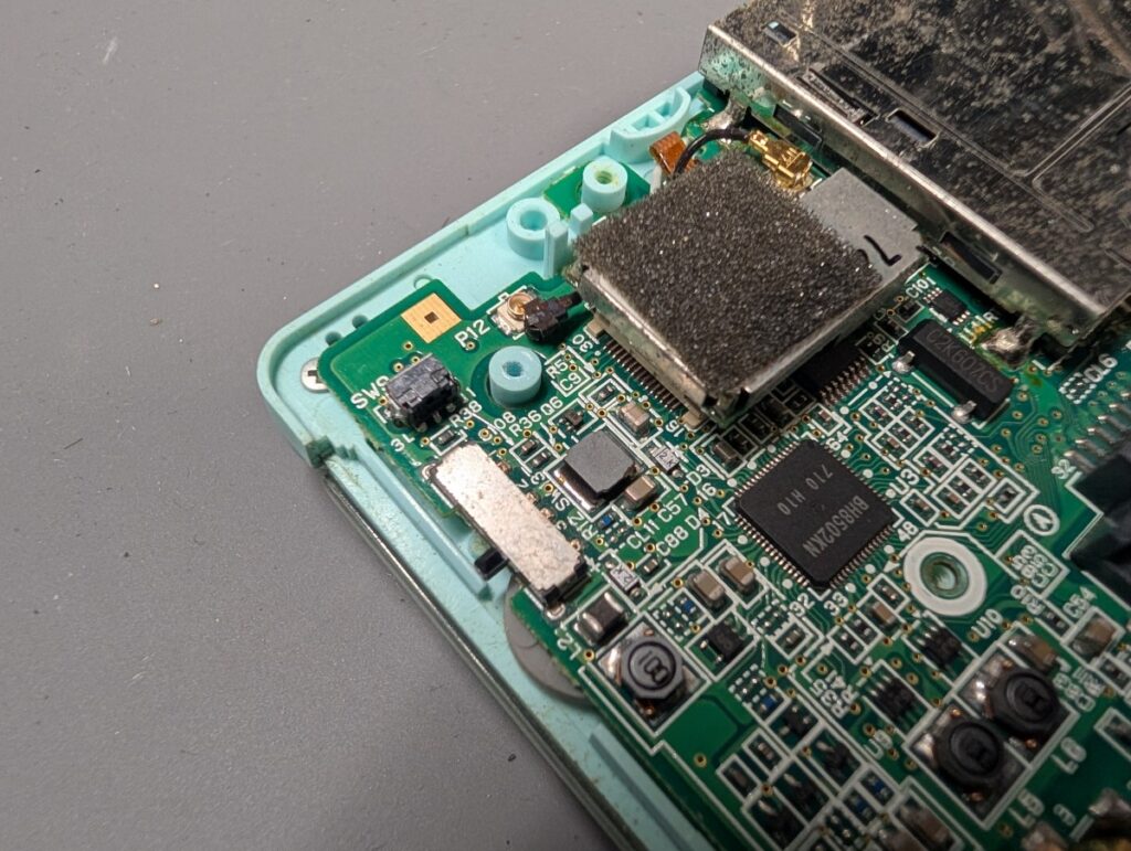 DS Liteのアンテナケーブルを取り外した後の画像