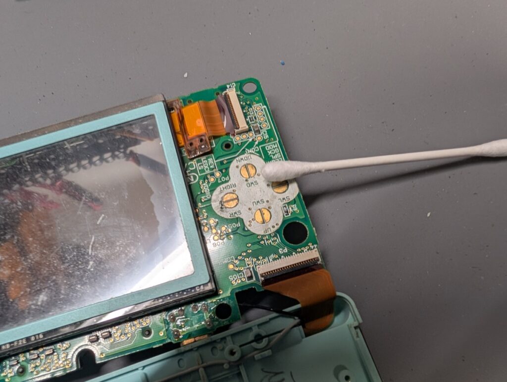 DS Liteのボタン接点部の清掃時の写真