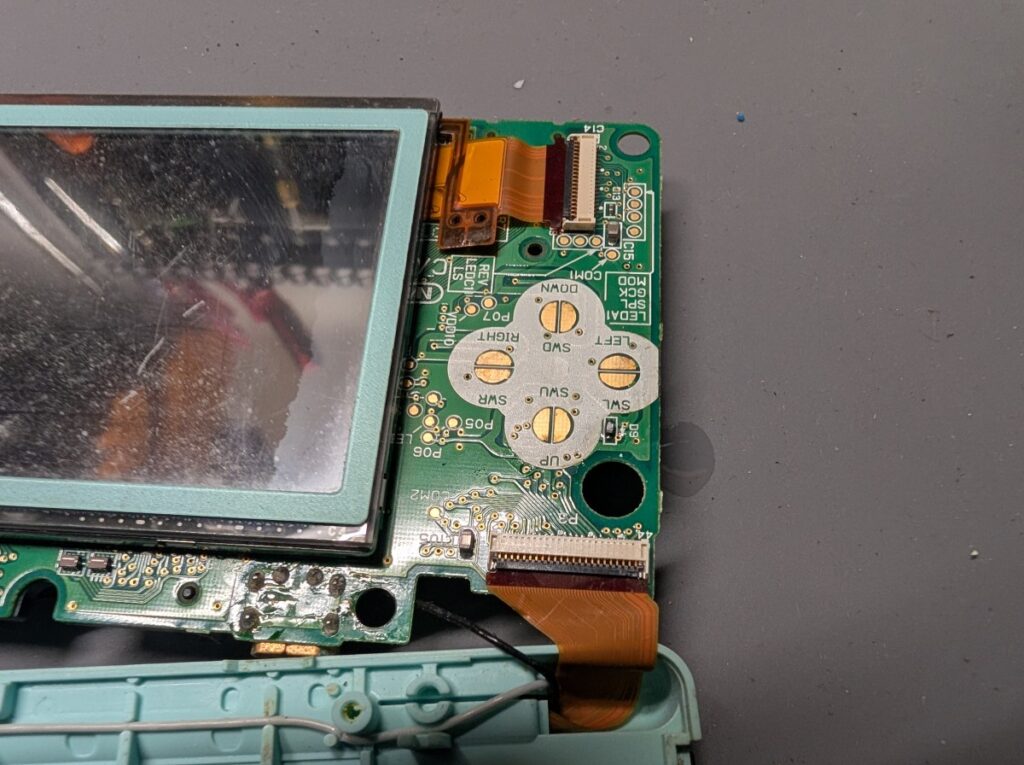 DS Liteのボタン接点部の清掃後の写真