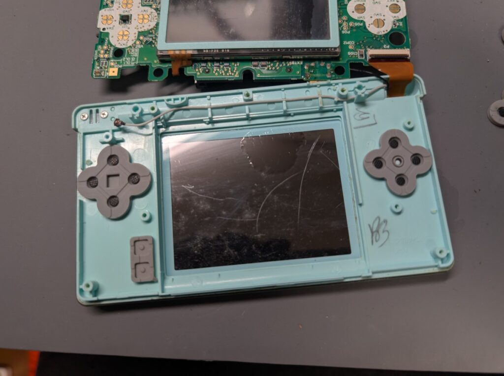 DS Liteのボタンラバーを交換後の写真