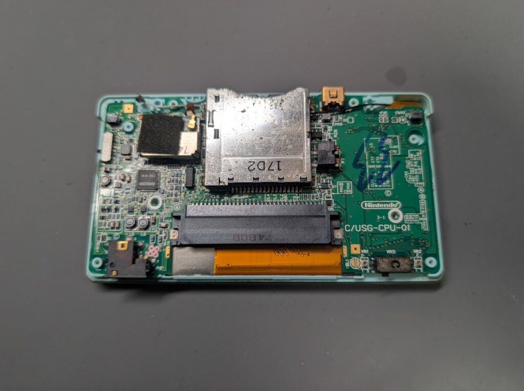 DS Liteのボタン修理後の組み立て時の写真