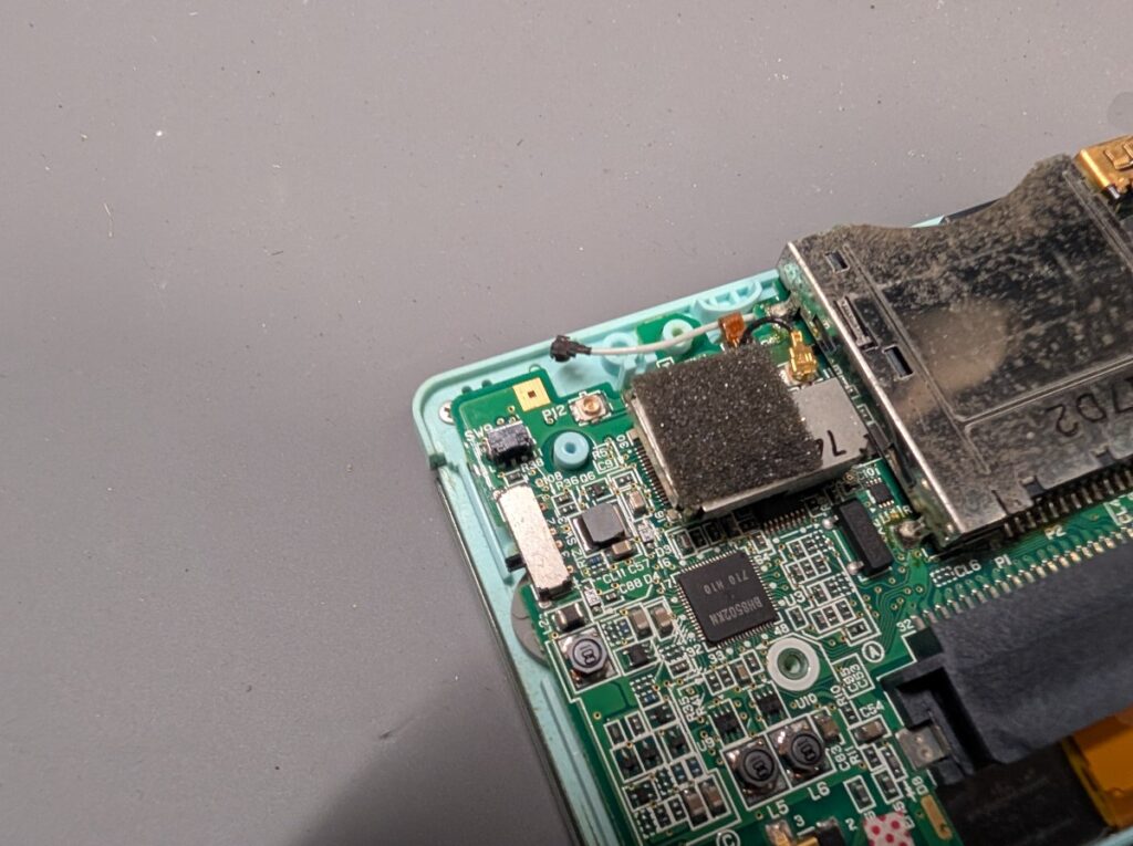 DS Liteのボタン修理後の組み立て時の写真