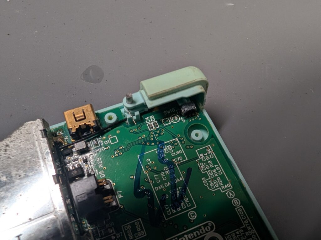 DS Liteのボタン修理後の組み立て時の写真