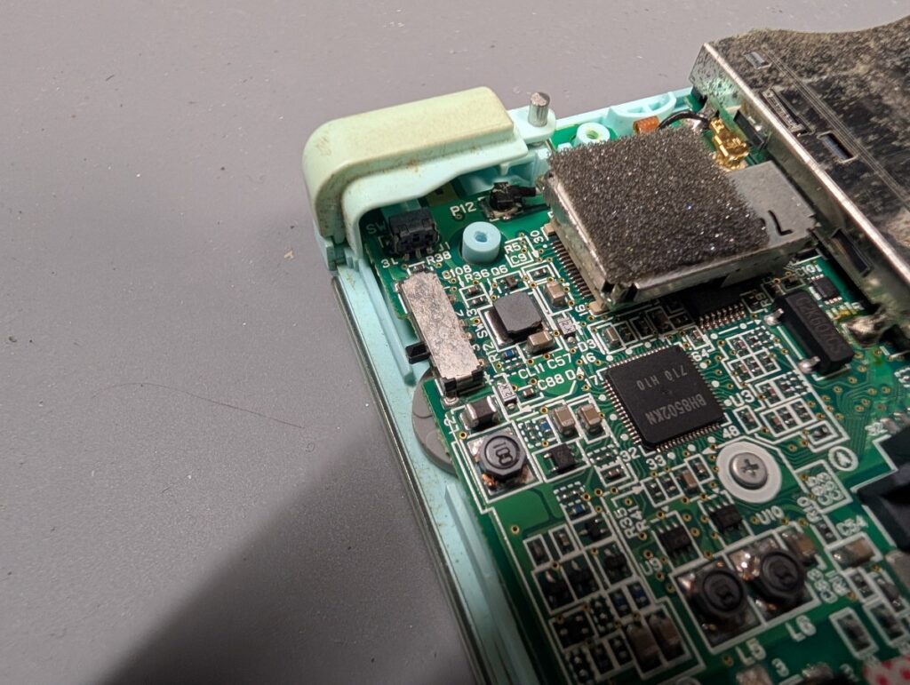 DS Liteのボタン修理後の組み立て時の写真