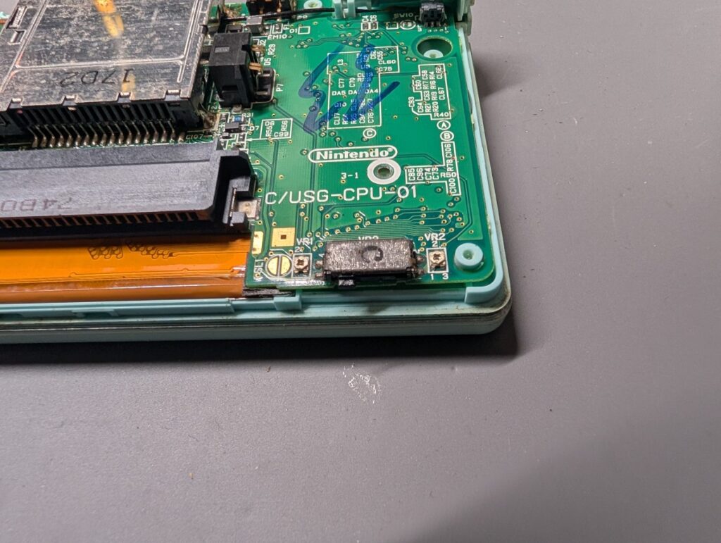 DS Liteのボタン修理後の組み立て時の写真