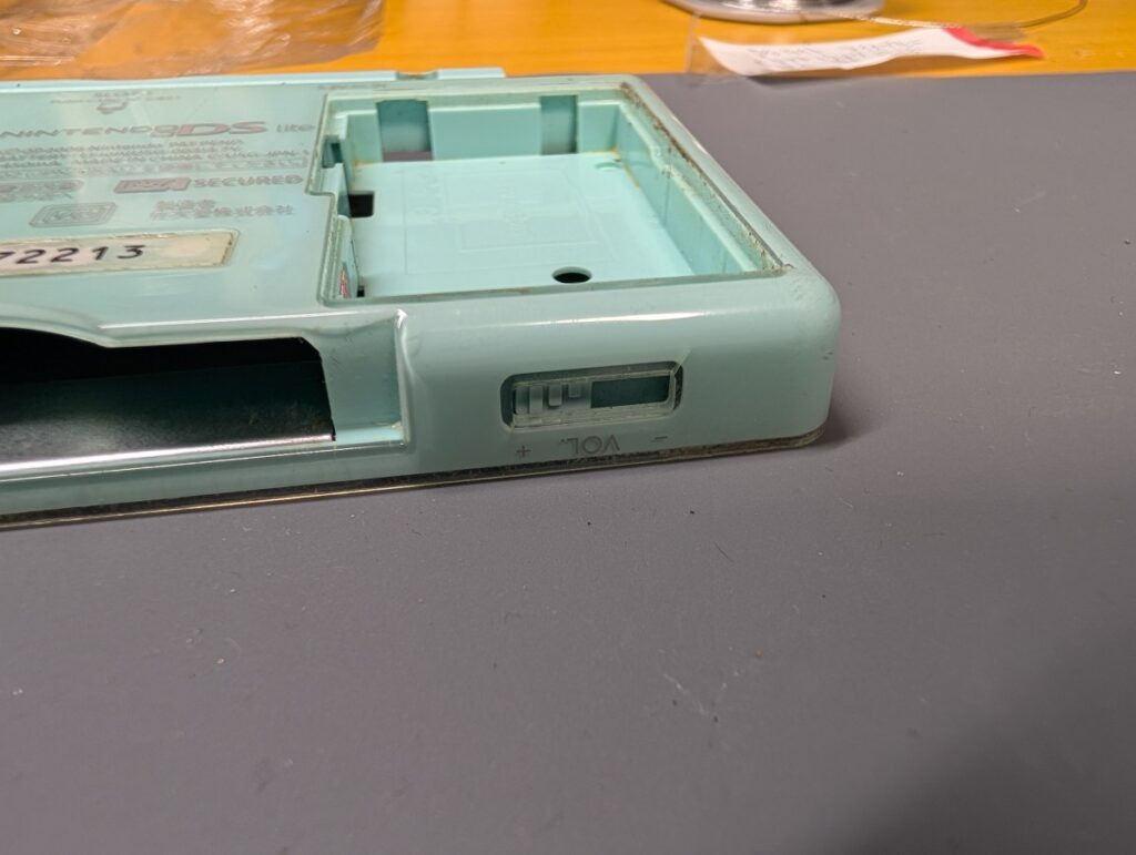 DS Liteのボタン修理後の組み立て時の写真