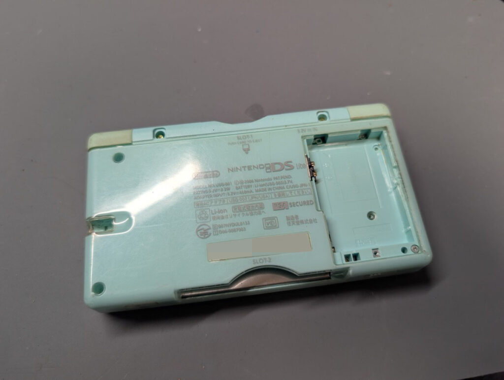 DS Liteのボタン修理後の組み立て時の写真