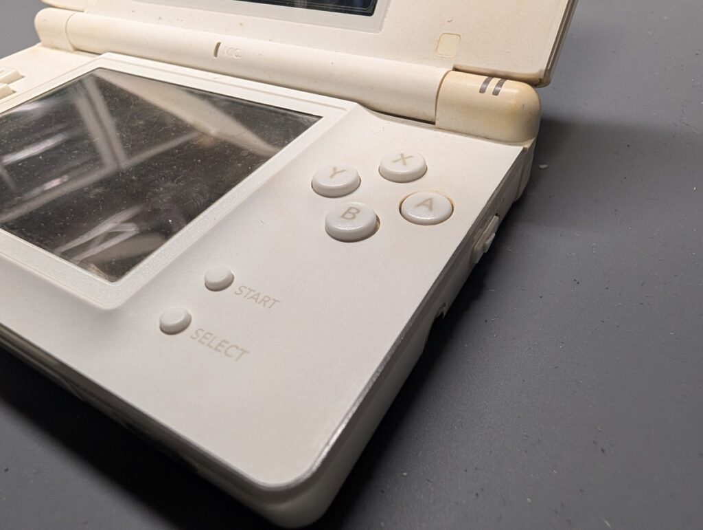 DSLiteの沈みこんだAボタンの写真