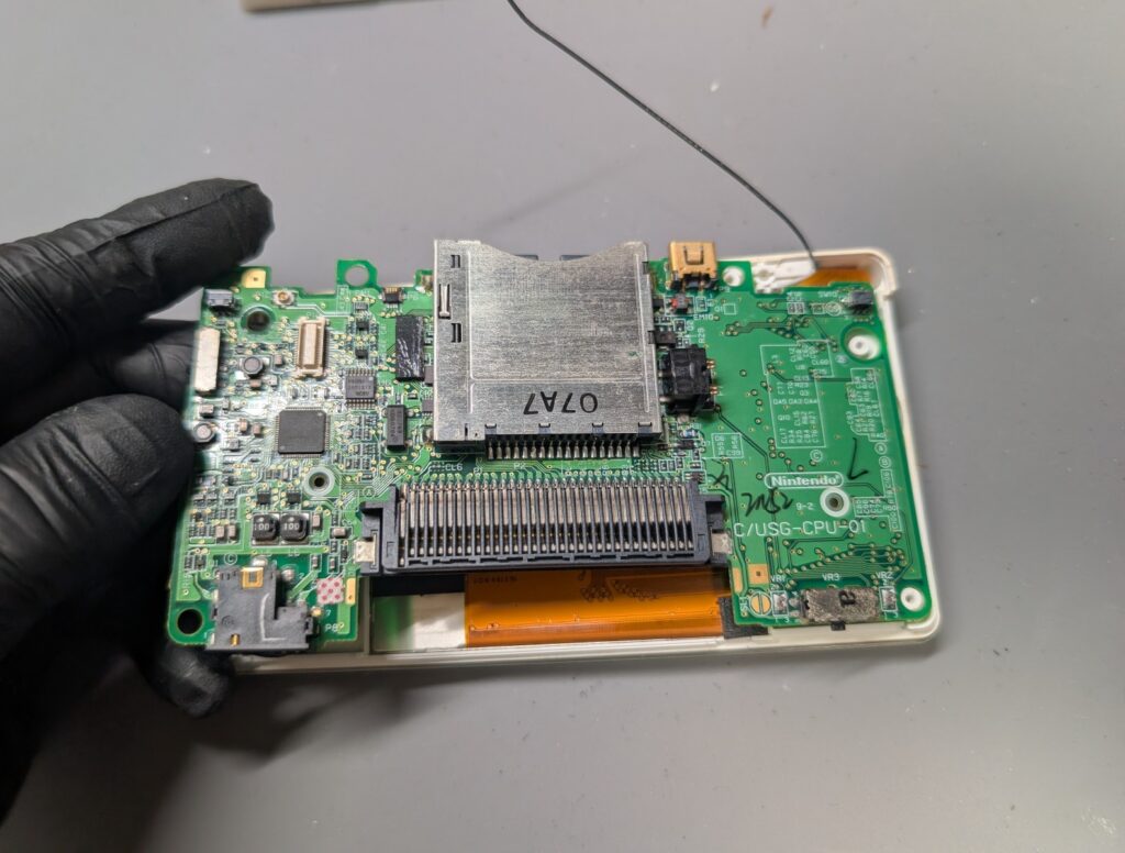 DSLiteのメイン基板を本体から外しているところ