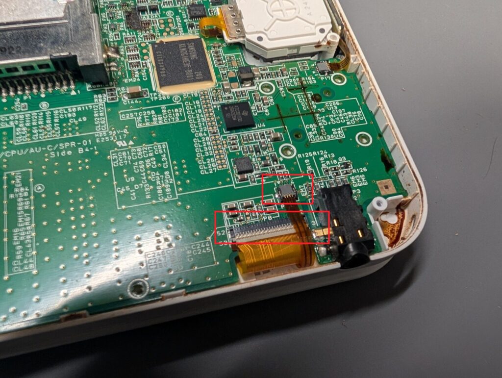 3DSLLの下液晶ケーブルの取り外し画像