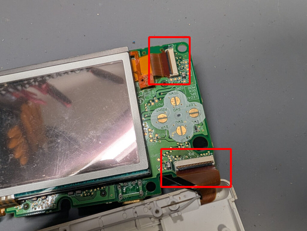 DSLiteの下液晶と上液晶のケーブルを取り外し時の写真