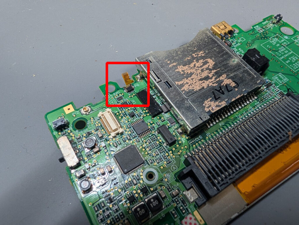 DSLiteのタッチパネルケーブルの位置写真