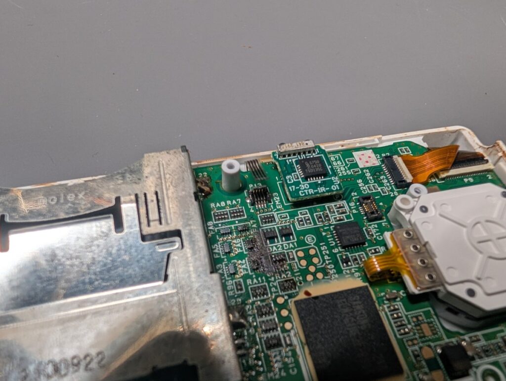 3DSLLのタッチパネルケーブルを取り外し後の写真