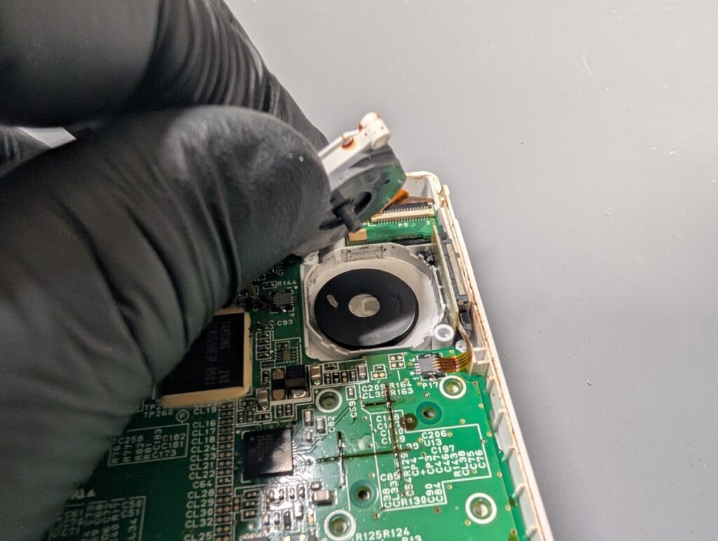 3DSLLのスライドパッドユニット取り外し時の写真