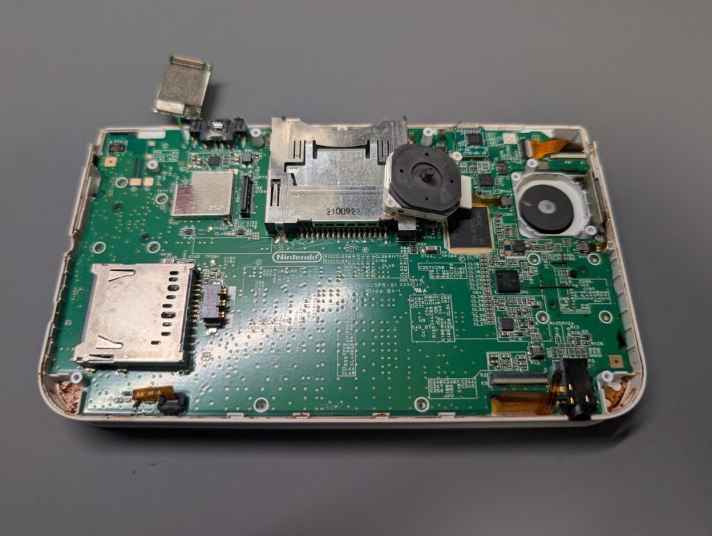 3DSLLの基板と外れたケーブルの画像
